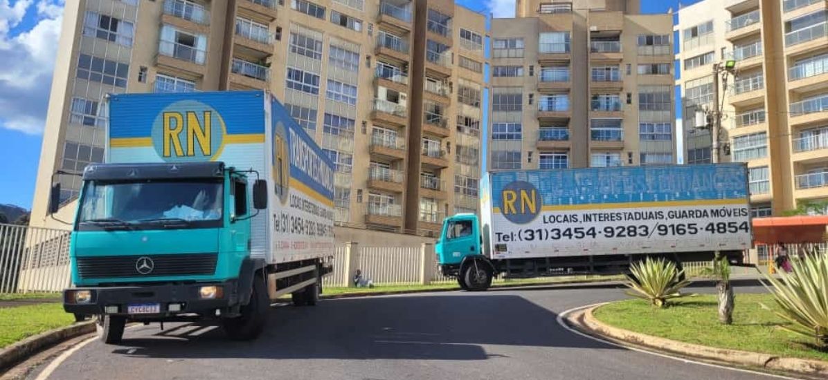 Caminhão RN Transportes e Mudanças em condomínio
